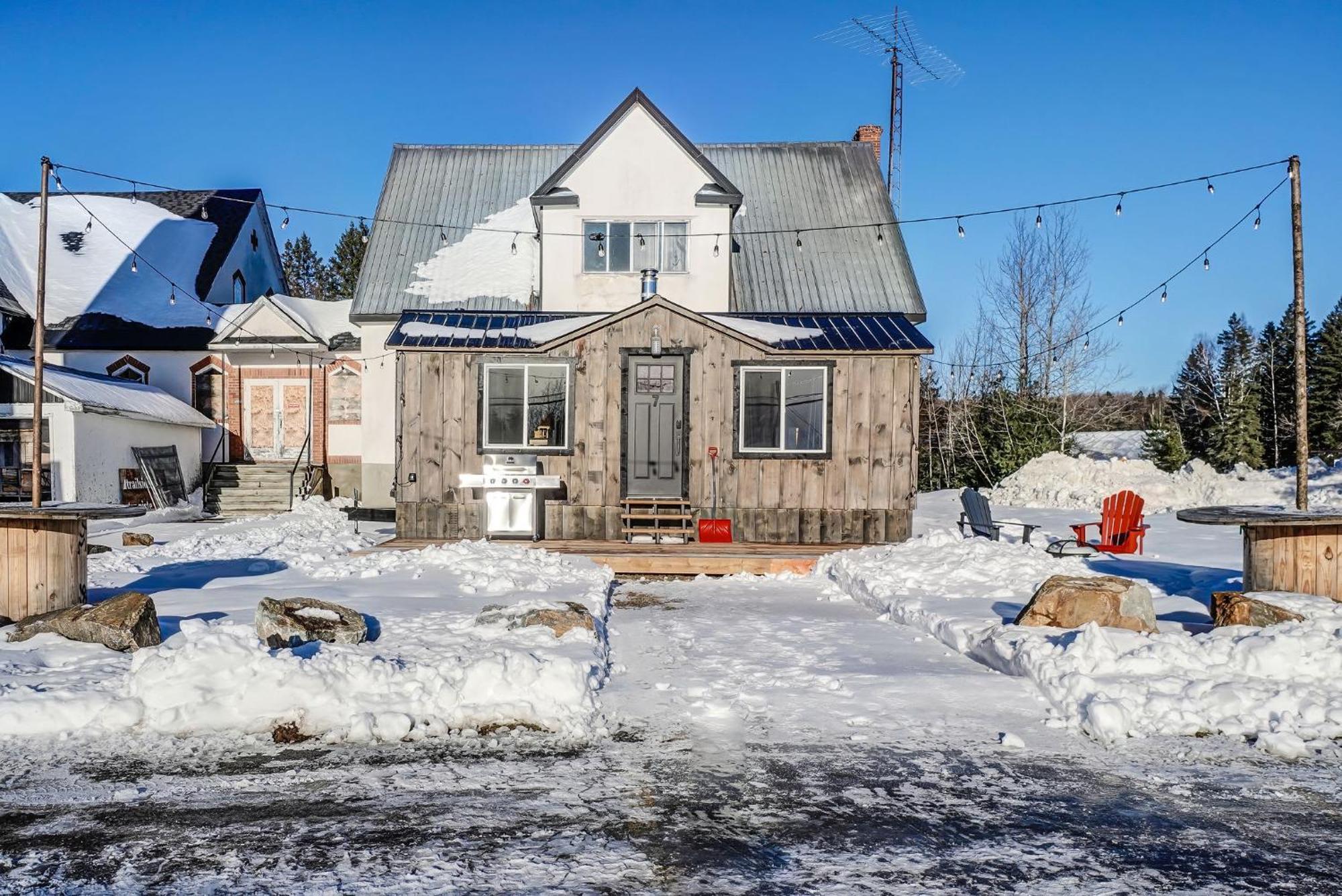 Your Cozy Cabin Retreat Saint-Remi-d'Amherst Exterior photo